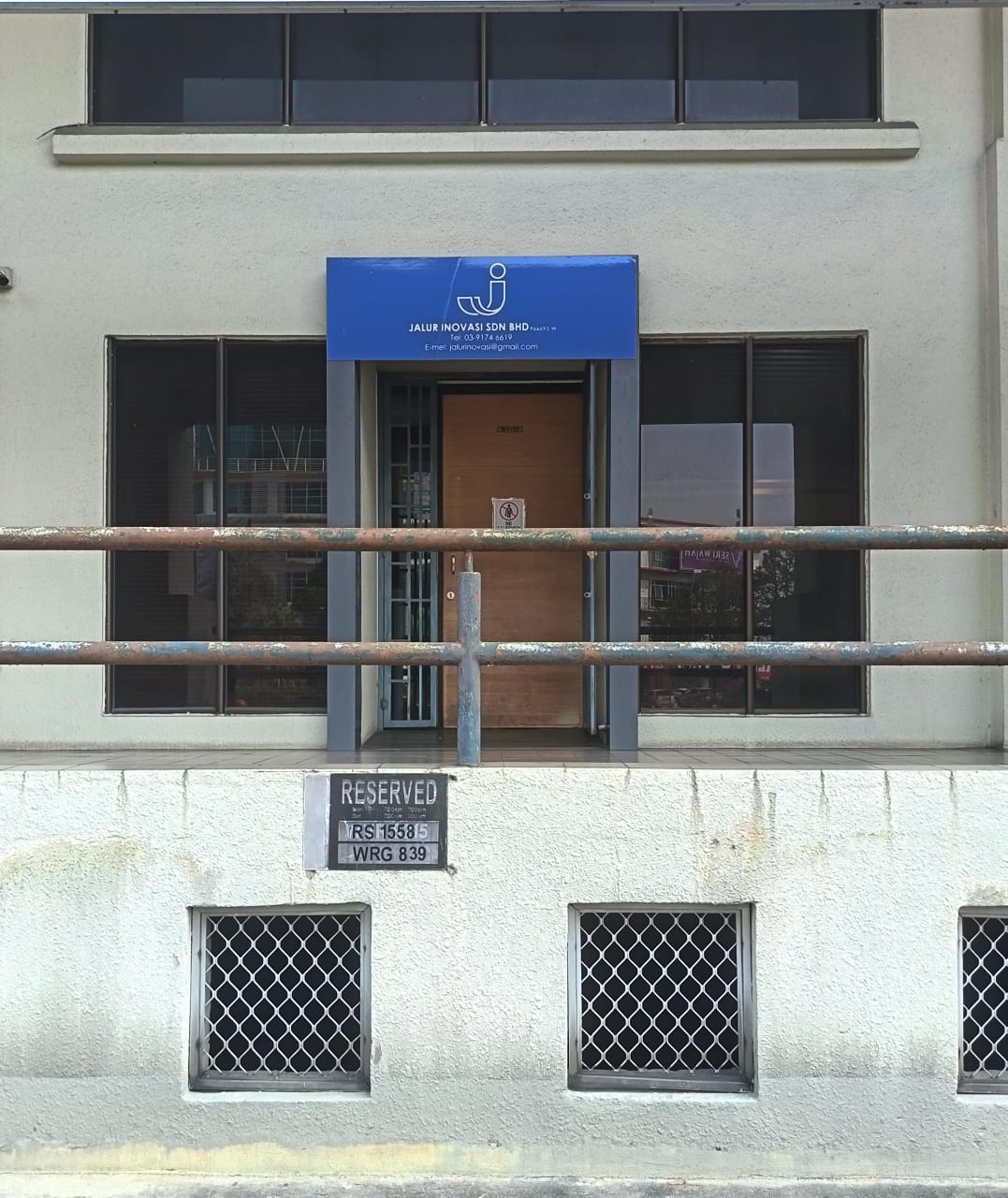 Pintu masuk pejabat Jalur Inovasi Sdn. Bhd.